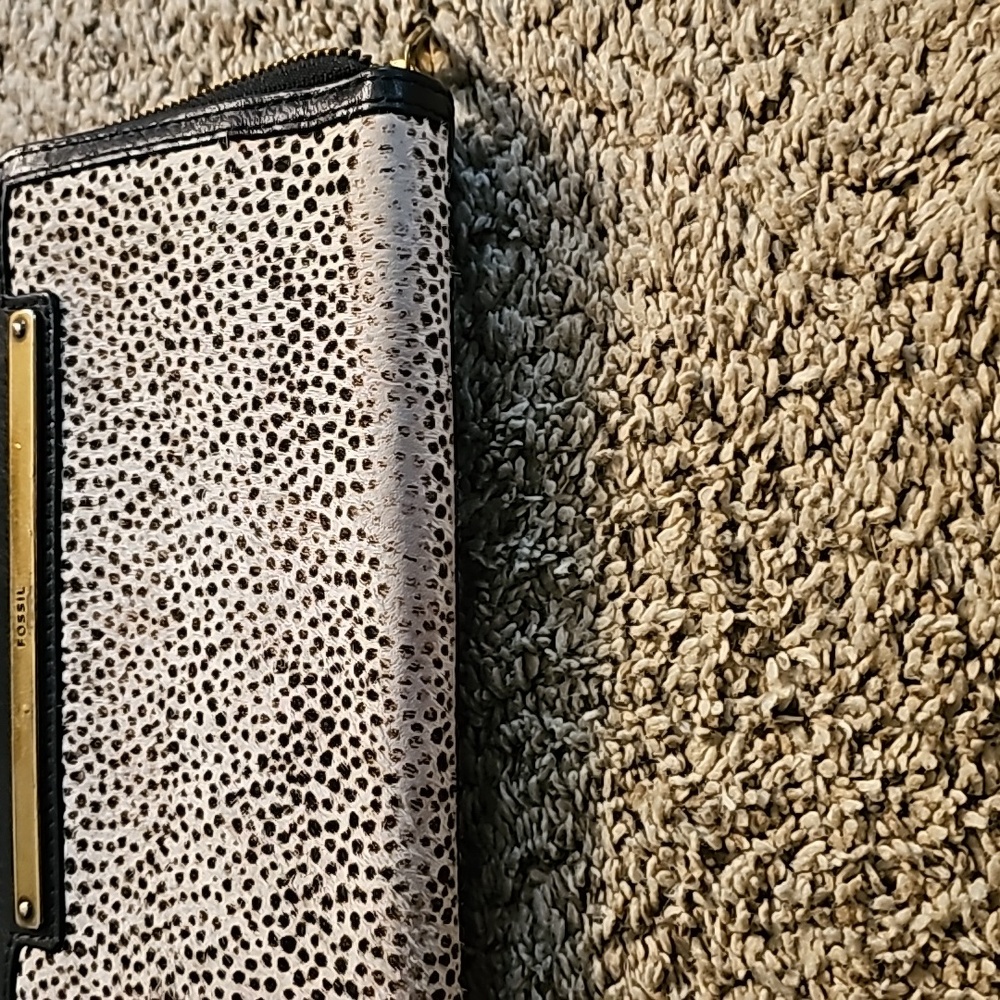 The Fossil Women's Liza Leather Zip Around Clutch Wallet - Picture 3 of 5